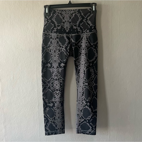 Lululemon Black and Grey Geometric Cropped Leggings Size 4 - Picture 1 of 5
